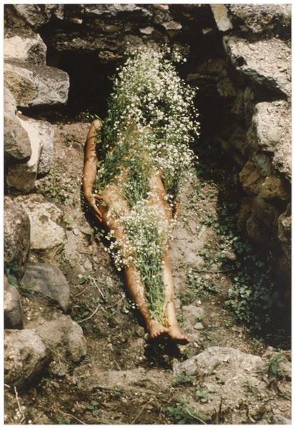 Silueta de arena by Ana Mendieta (1978)