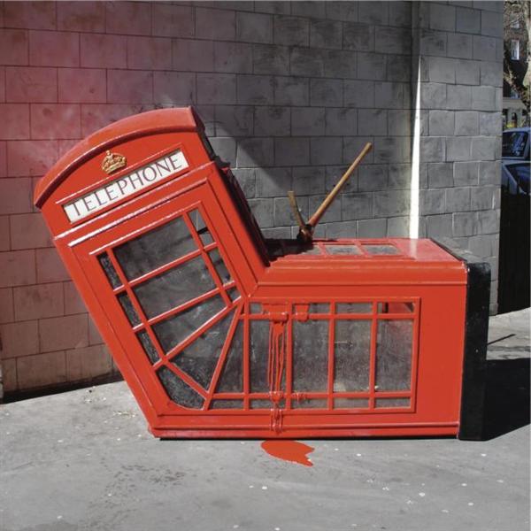 Cabina telefónica vandalizada by Banksy (2005)